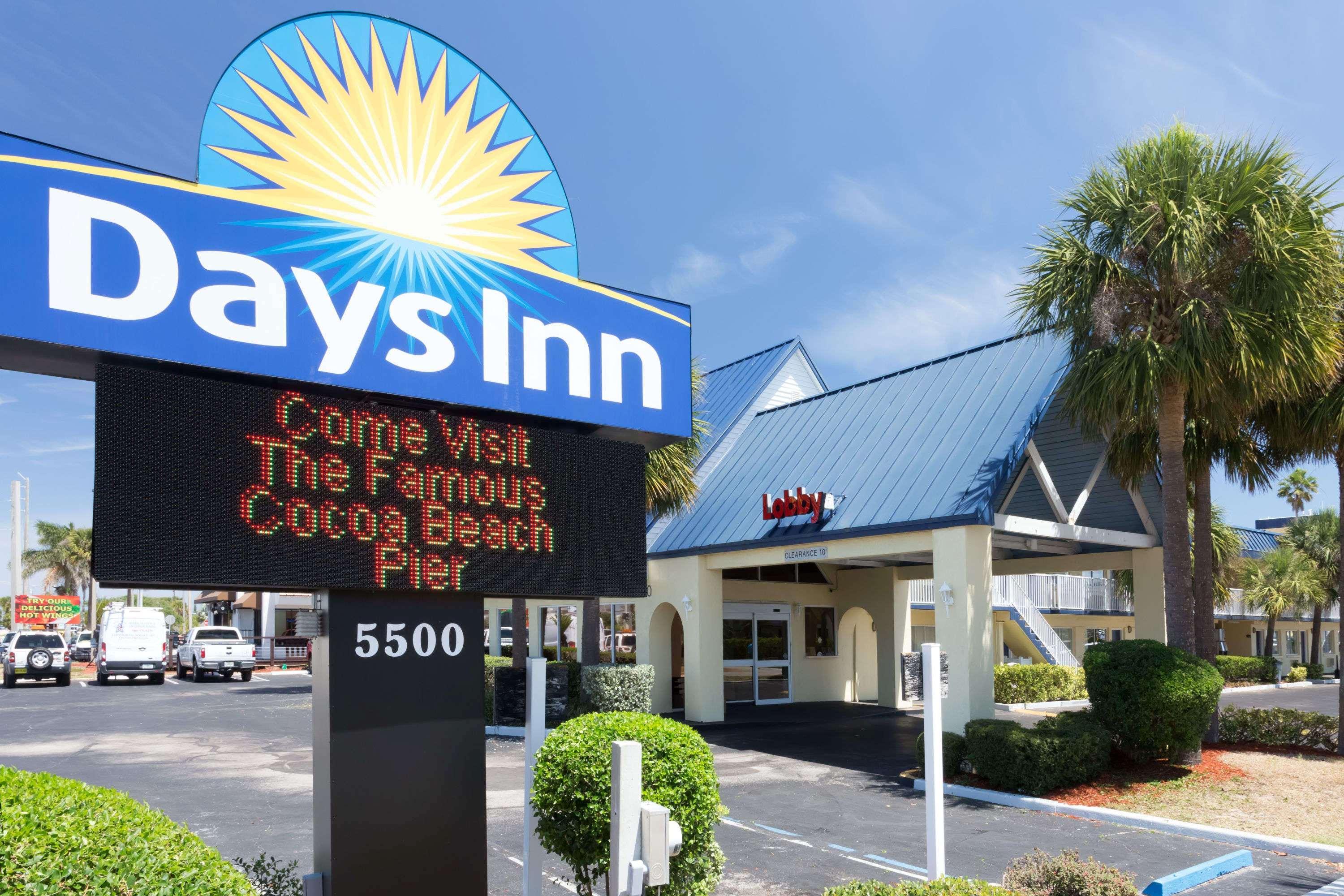 Days Inn By Wyndham Cocoa Beach Port Canaveral Exterior photo